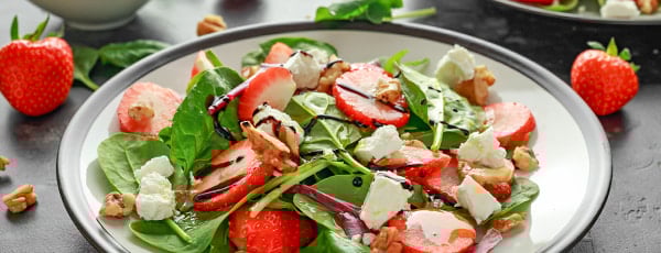 Poletna solata s špinačo in jagodami